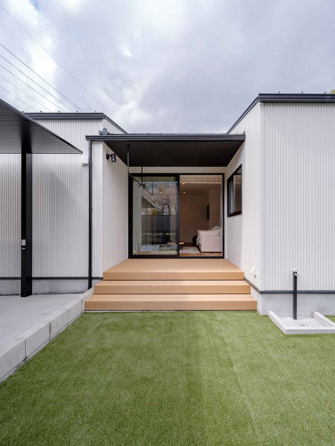 人目が気にならないコの字のウッドデッキスペース