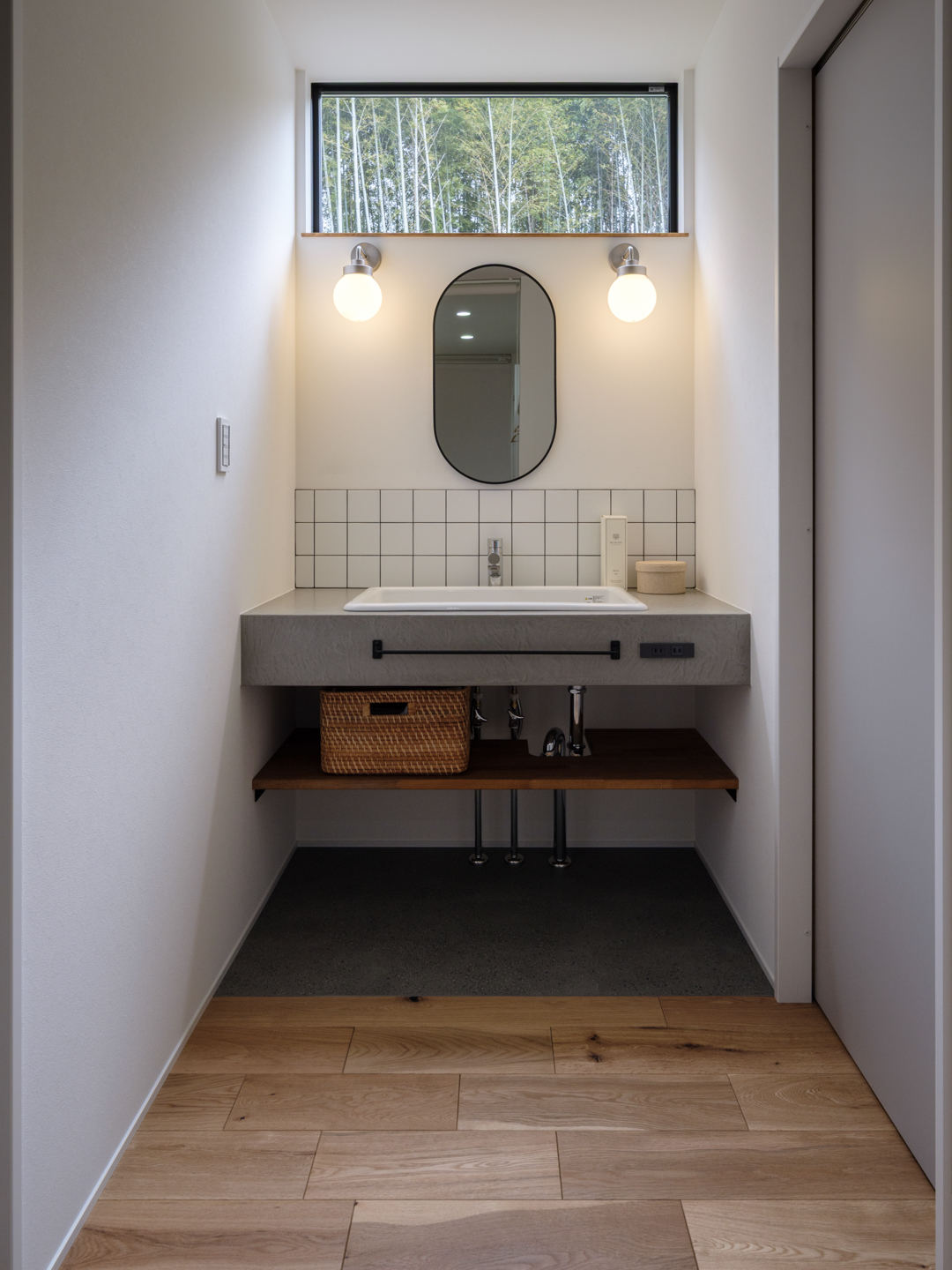 自然光の入る洗面スペース