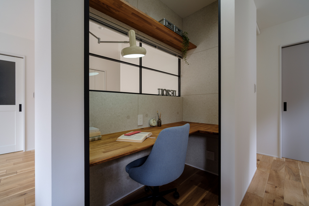 空間はつながっていながらもお籠り感ある書斎