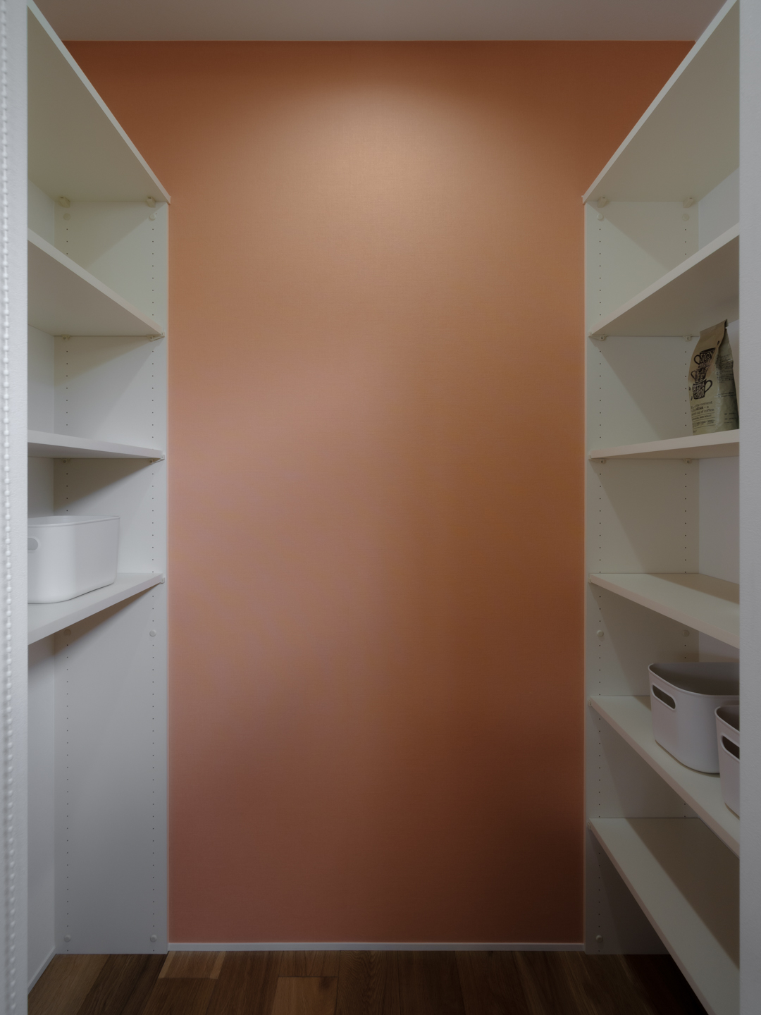 パントリーにはテラコッタカラーのクロス