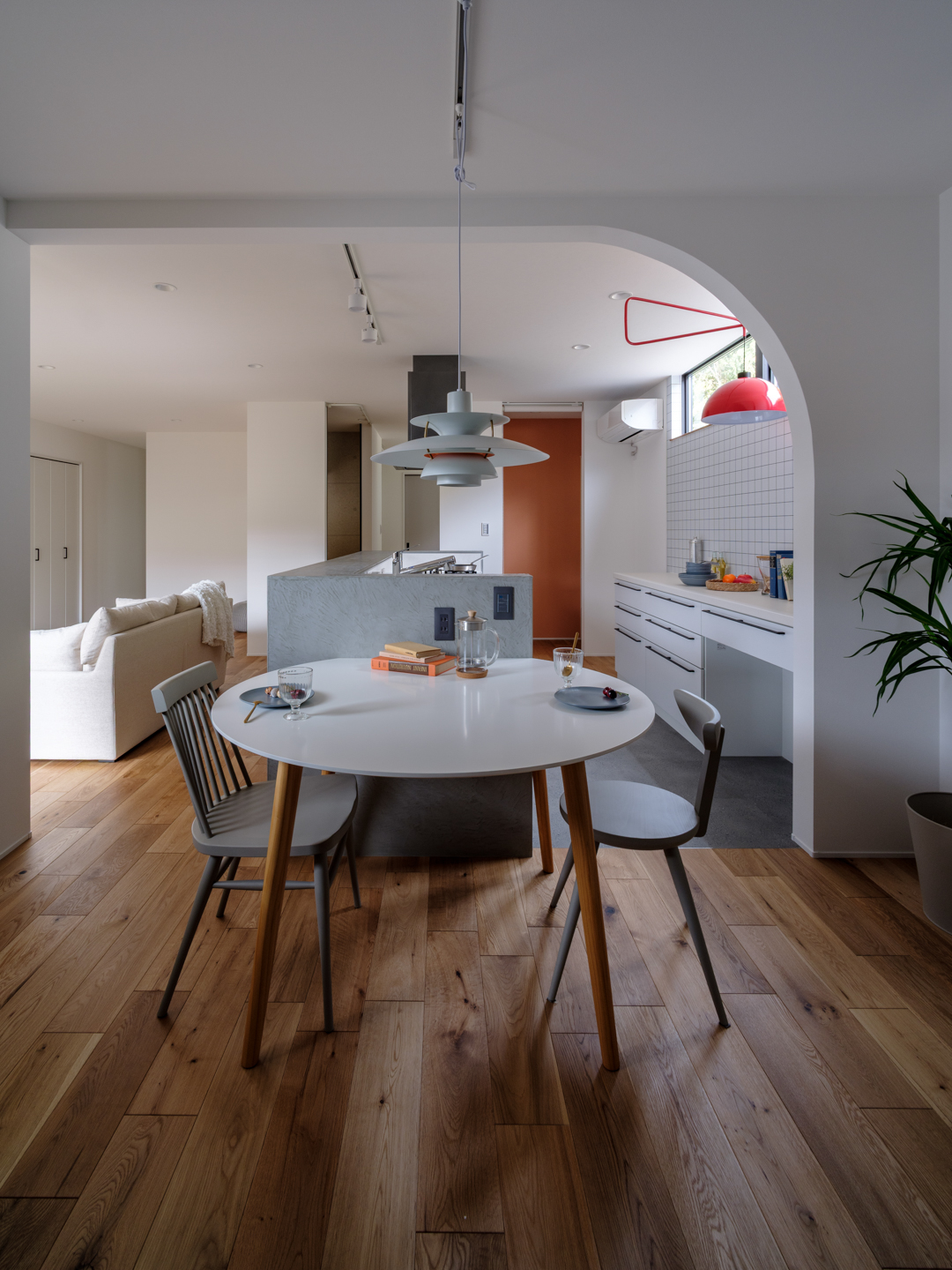 キッチンとダイニング境はR垂れ壁に