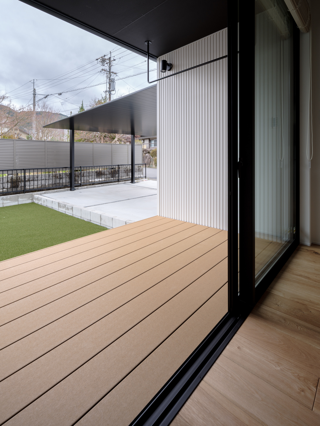 リビングから繋がるウッドデッキ