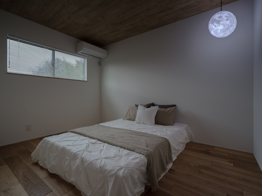 照明が目を引く寝室