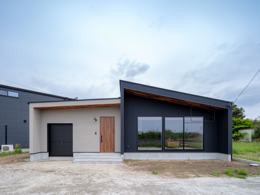 ガルバ8山×塗り壁