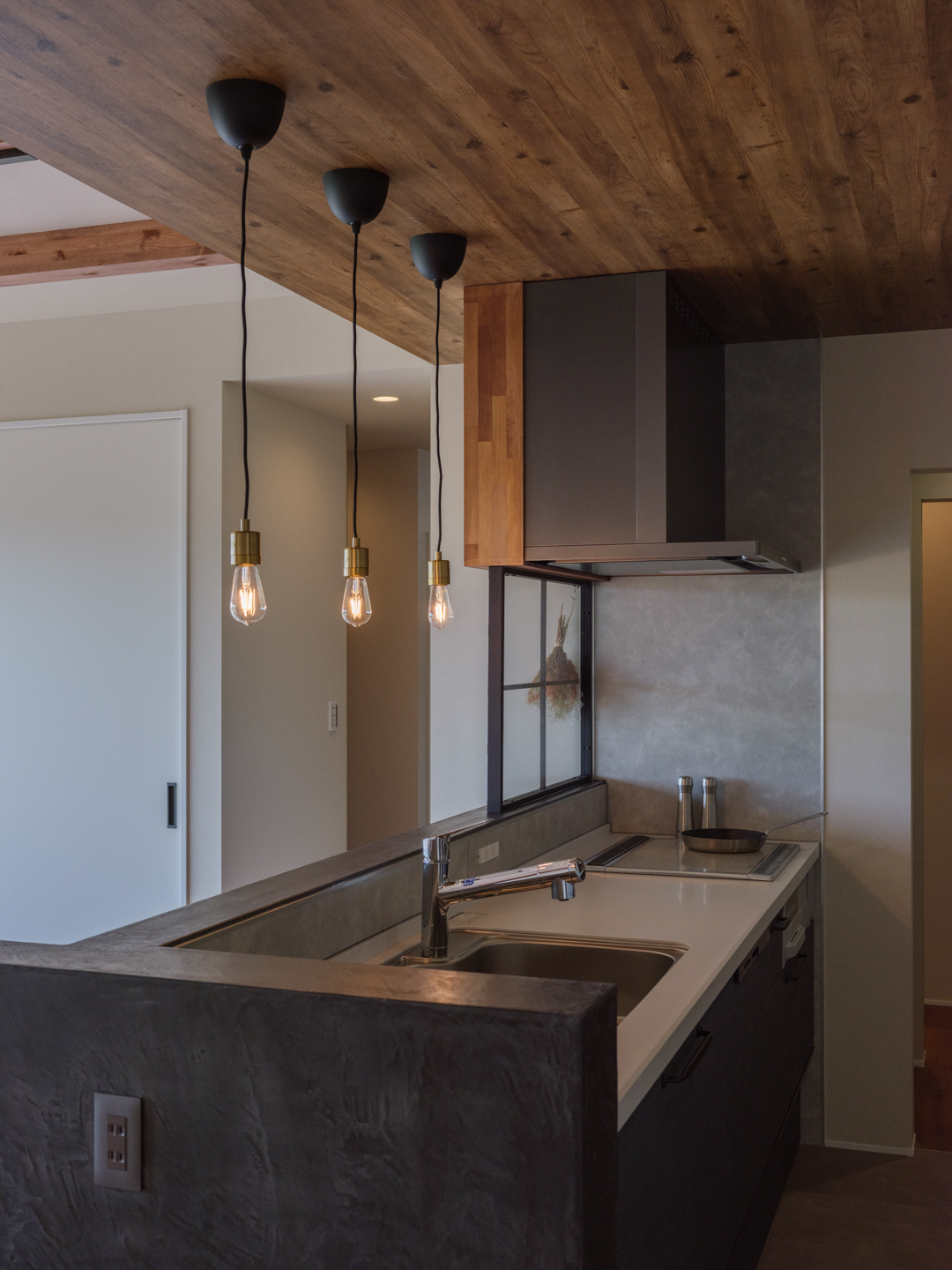 天井は木目調のクロスをリアルな木に見えるよう断面を工夫しました