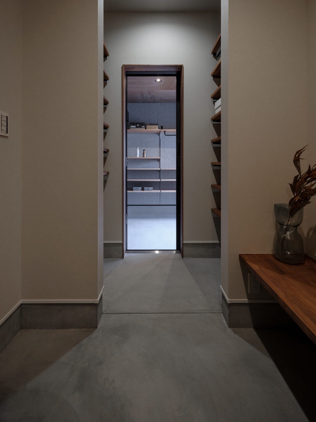 ガレージに続くシューズクローク