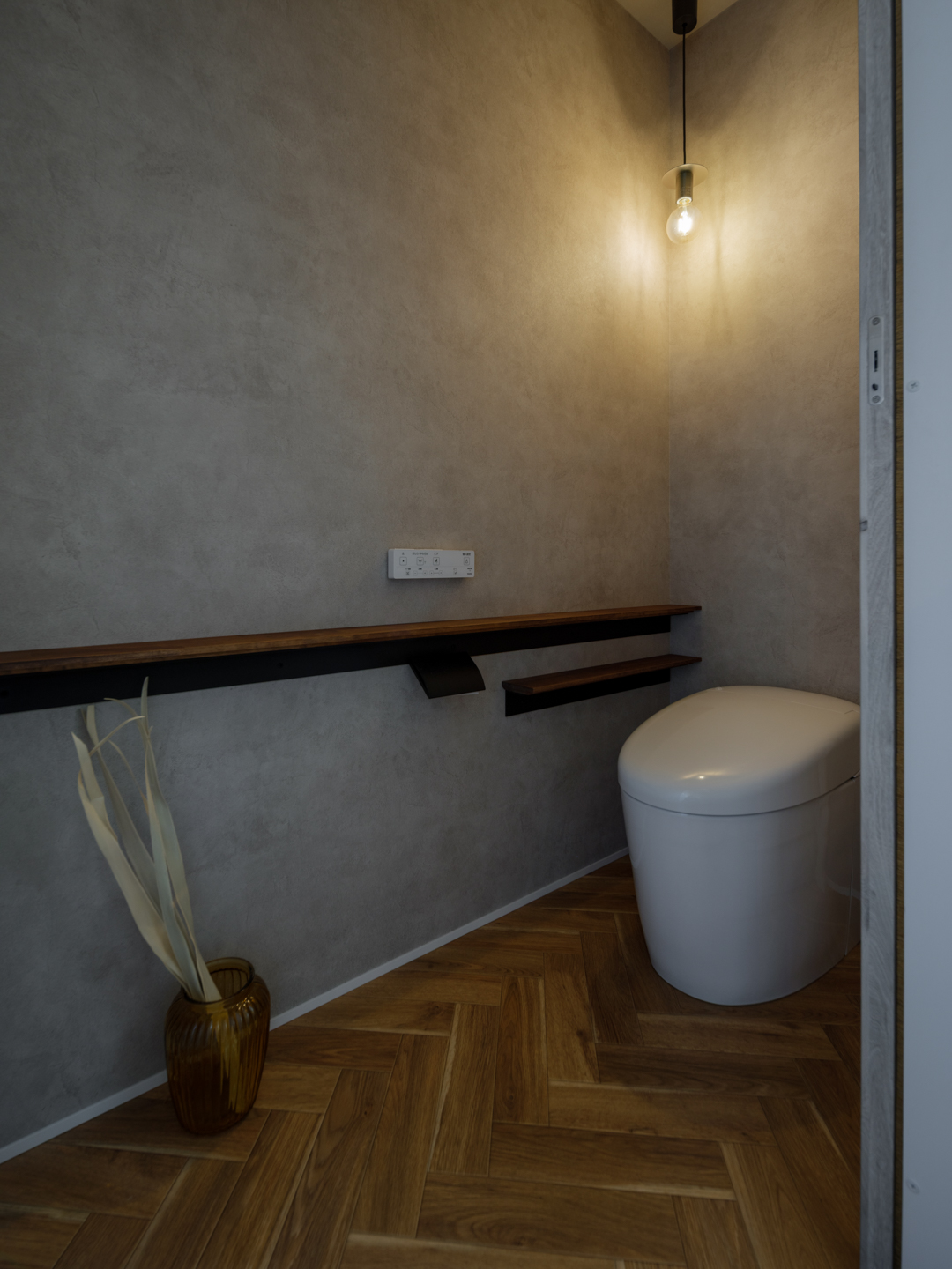 トイレにはコンクリート調クロスを採用