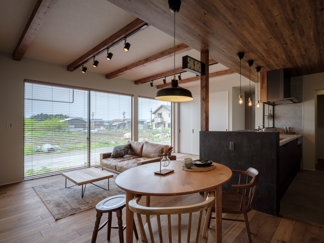 大きな窓が開放的