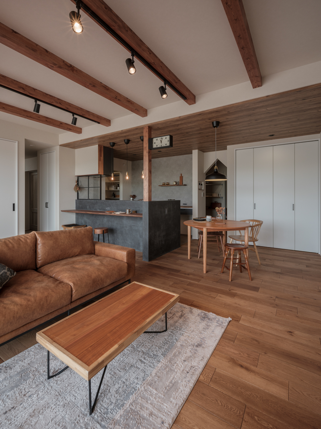 全体的にトーンダウンした色味で上品な仕上がりに。