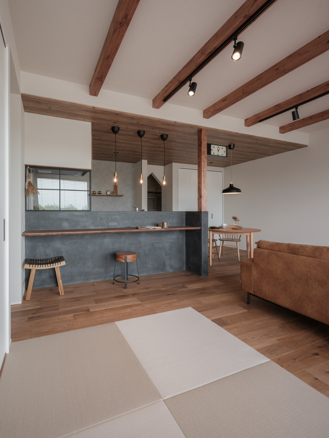 リビングの見せ梁で天井が高くなる工夫を