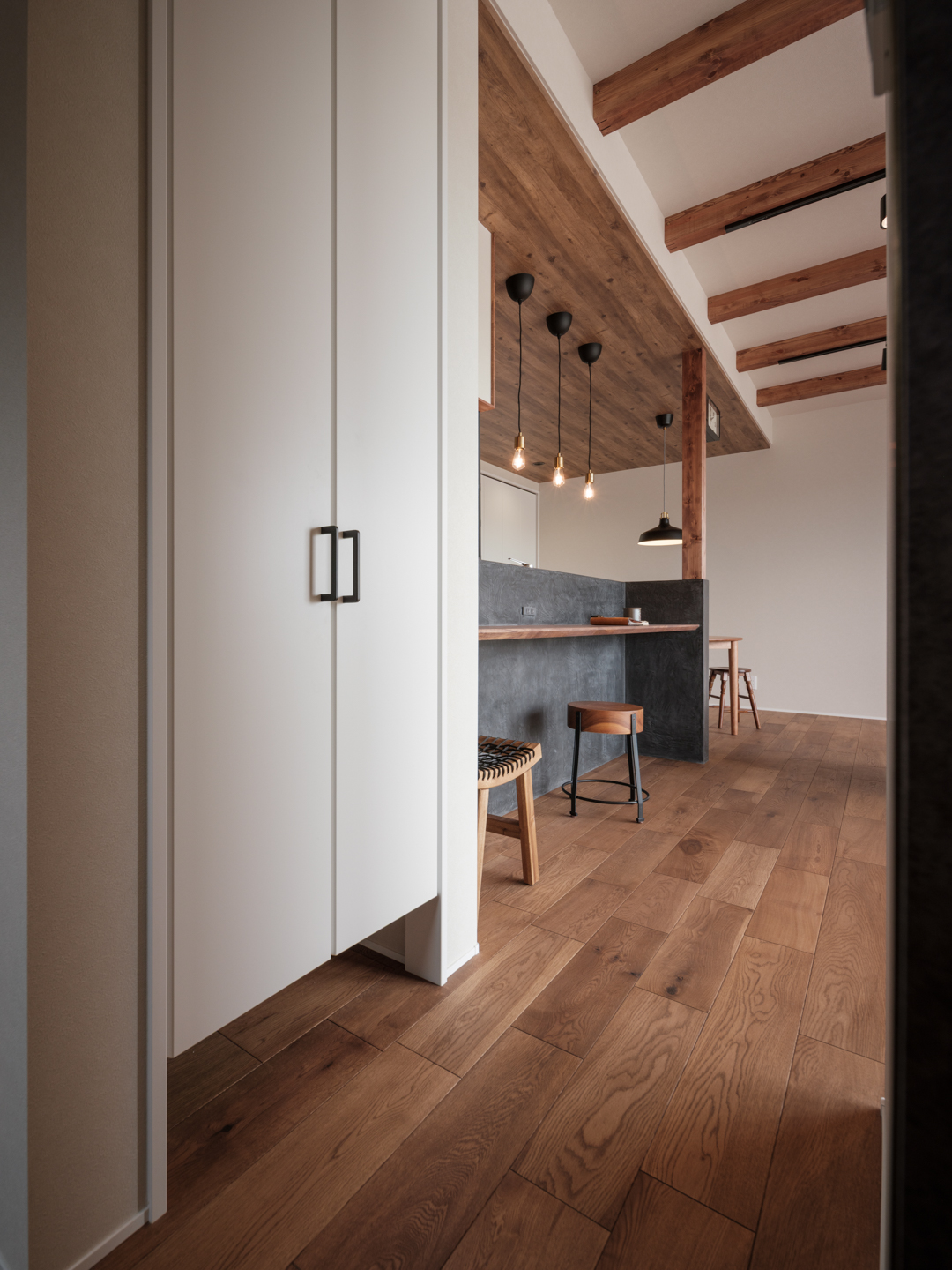 掃除道具を収納するスペース。扉を閉めたままルンバの行き来が可能