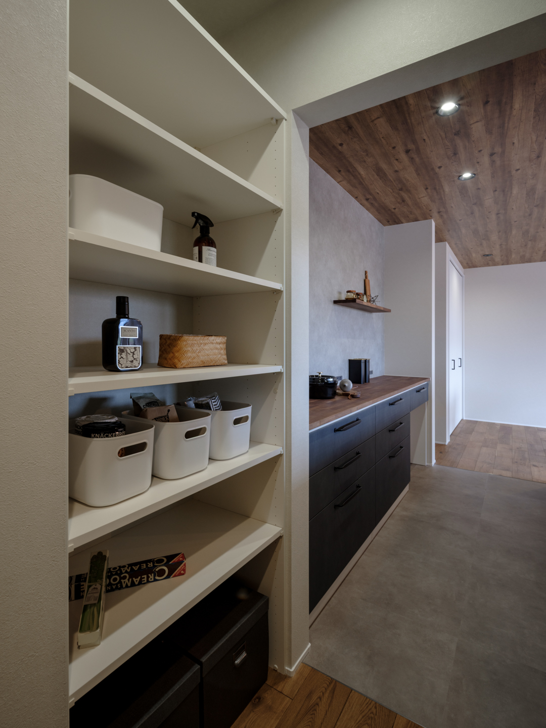 可動棚のパントリー