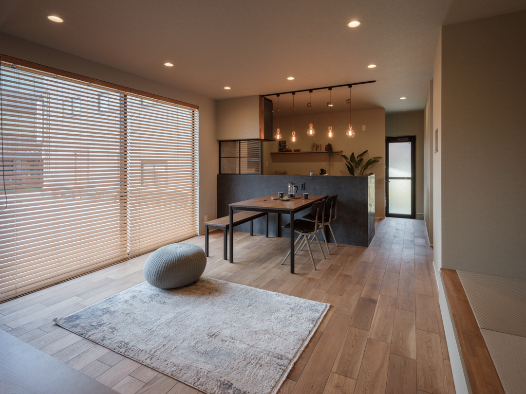 メインクロスはグレーを取り入れ落ち着きのある空間に。