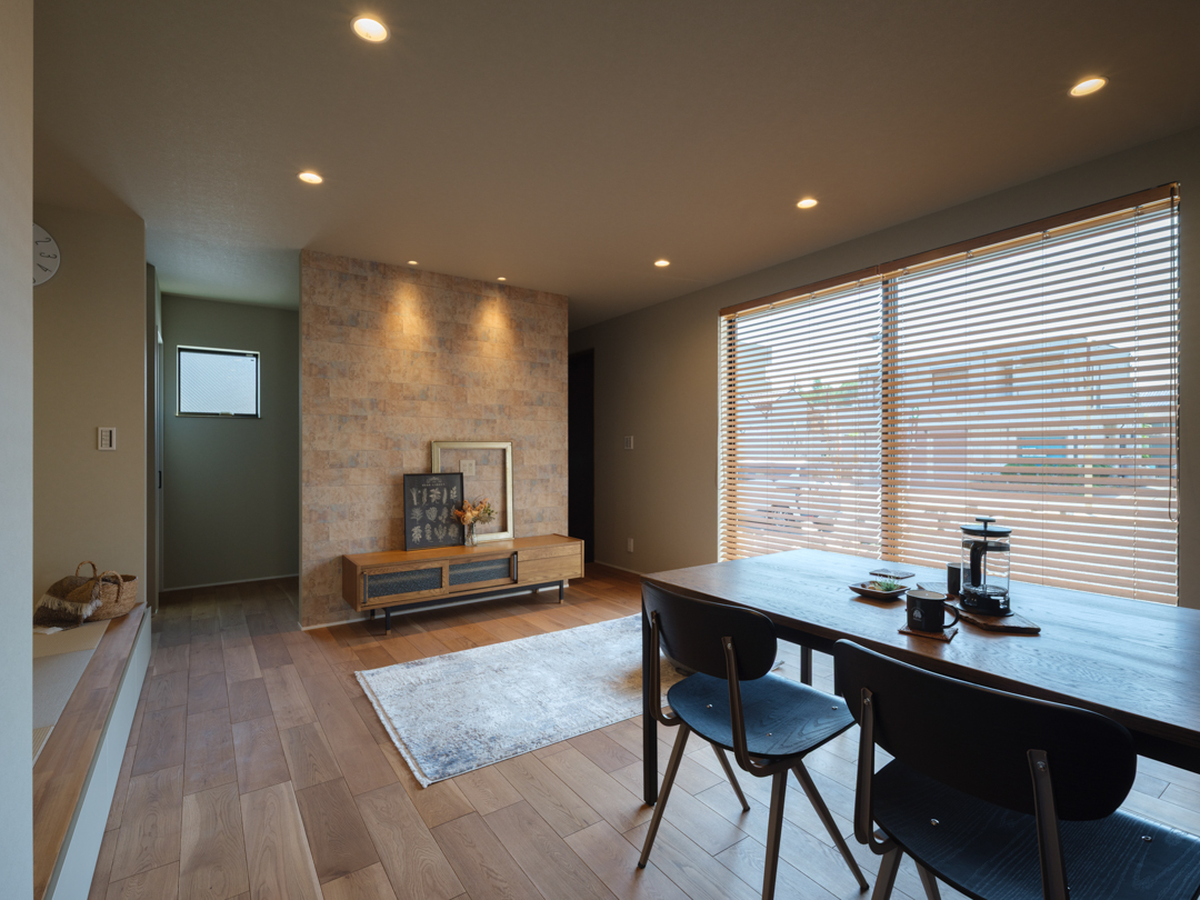 床は多層ナラのウォルナット塗装