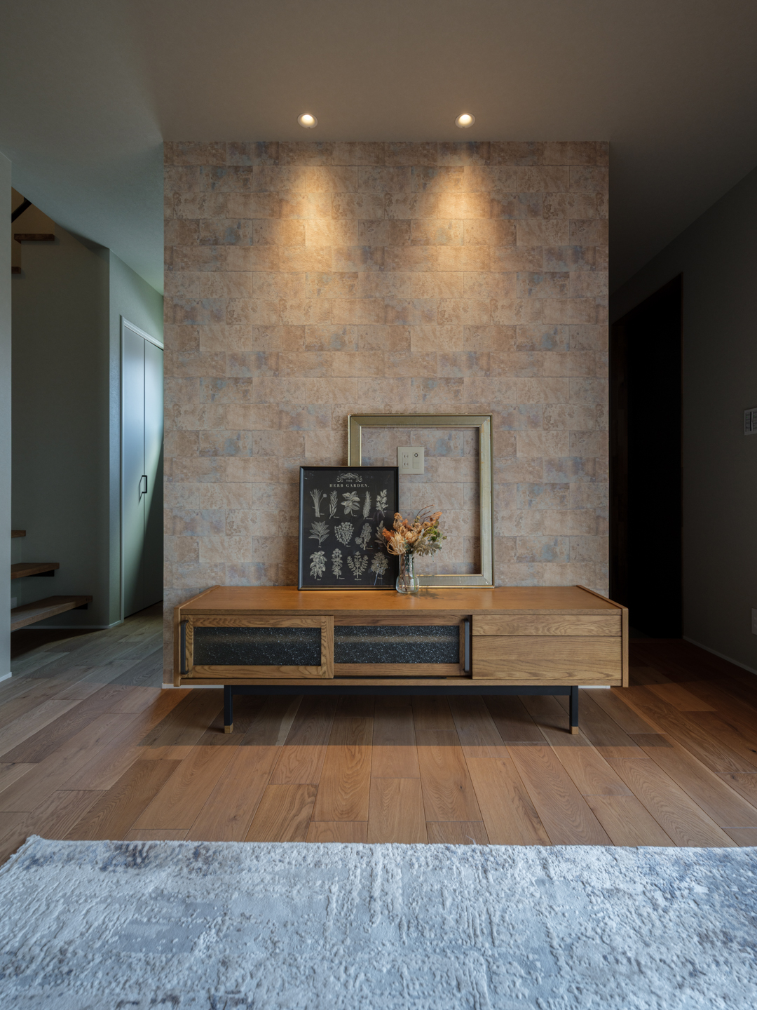 テレビボードにはアクセントクロス