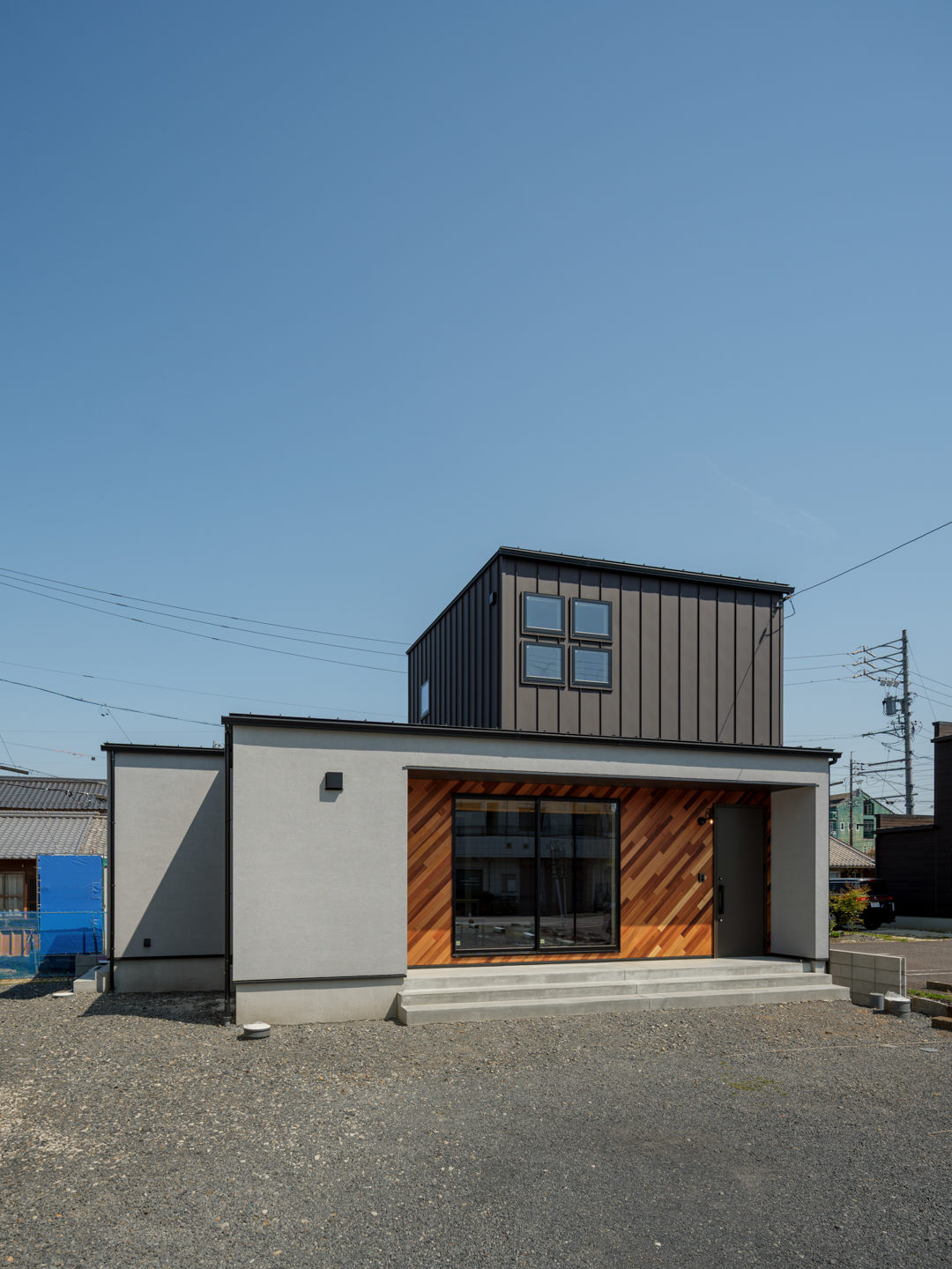 ガルバ8山×塗り壁×レッドシダー