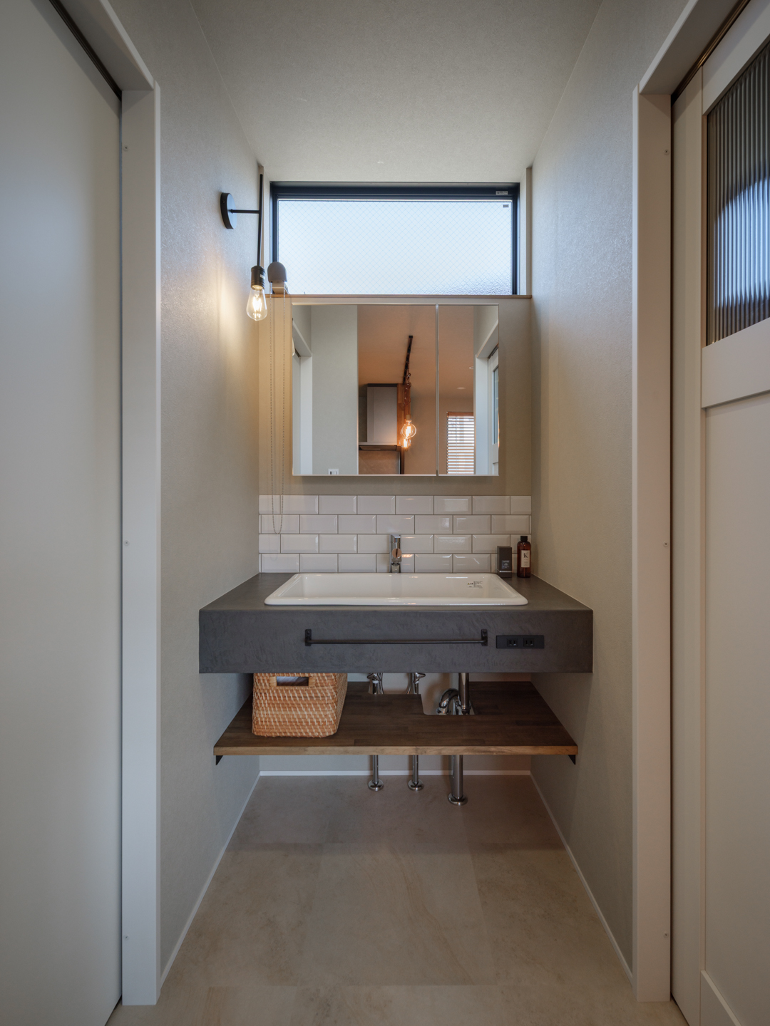 採光のとれる明るい洗面