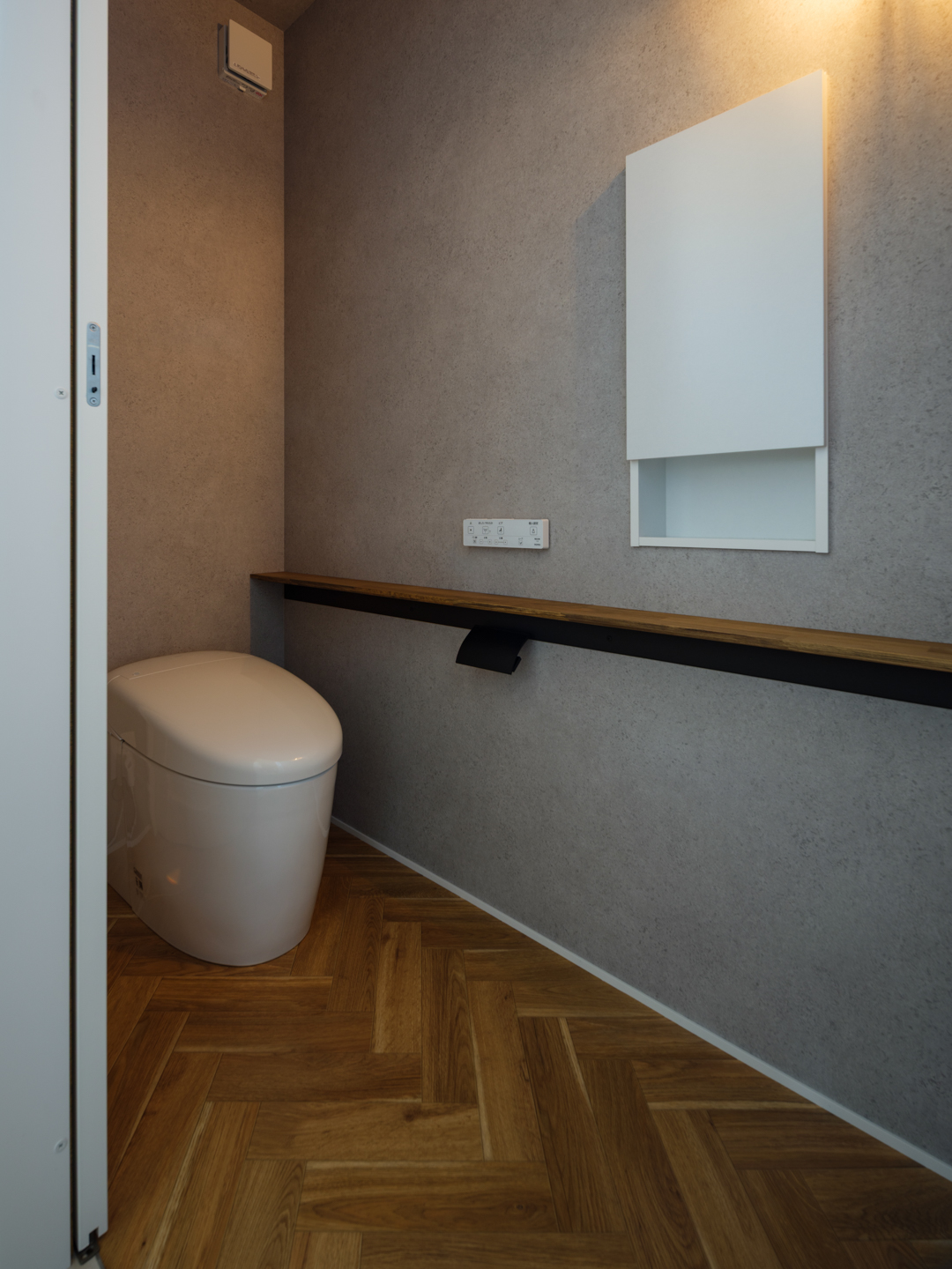 人気のヘリンボーン×コンクリ調のクロス採用