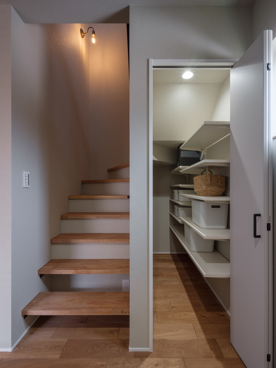 階段下のスペースも有効活用