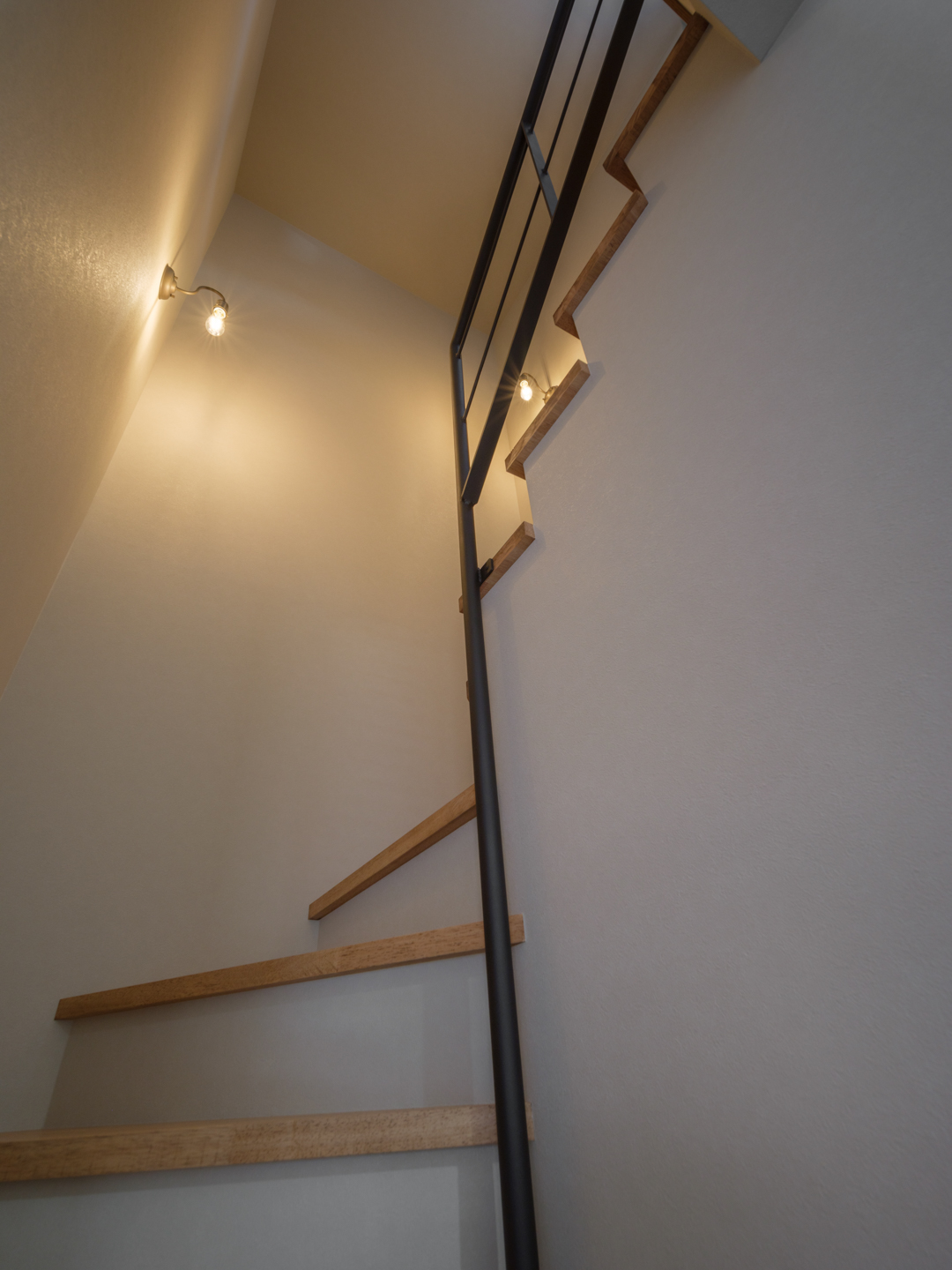 階段の灯とりに、デザイン性のあるブラケットを採用