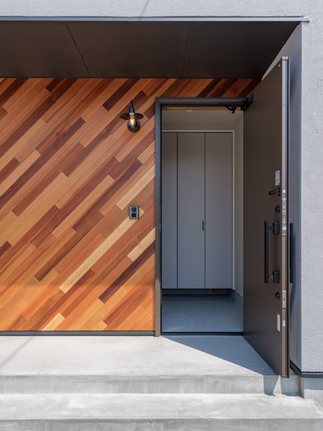 レッドシダー斜め張りが迎える玄関