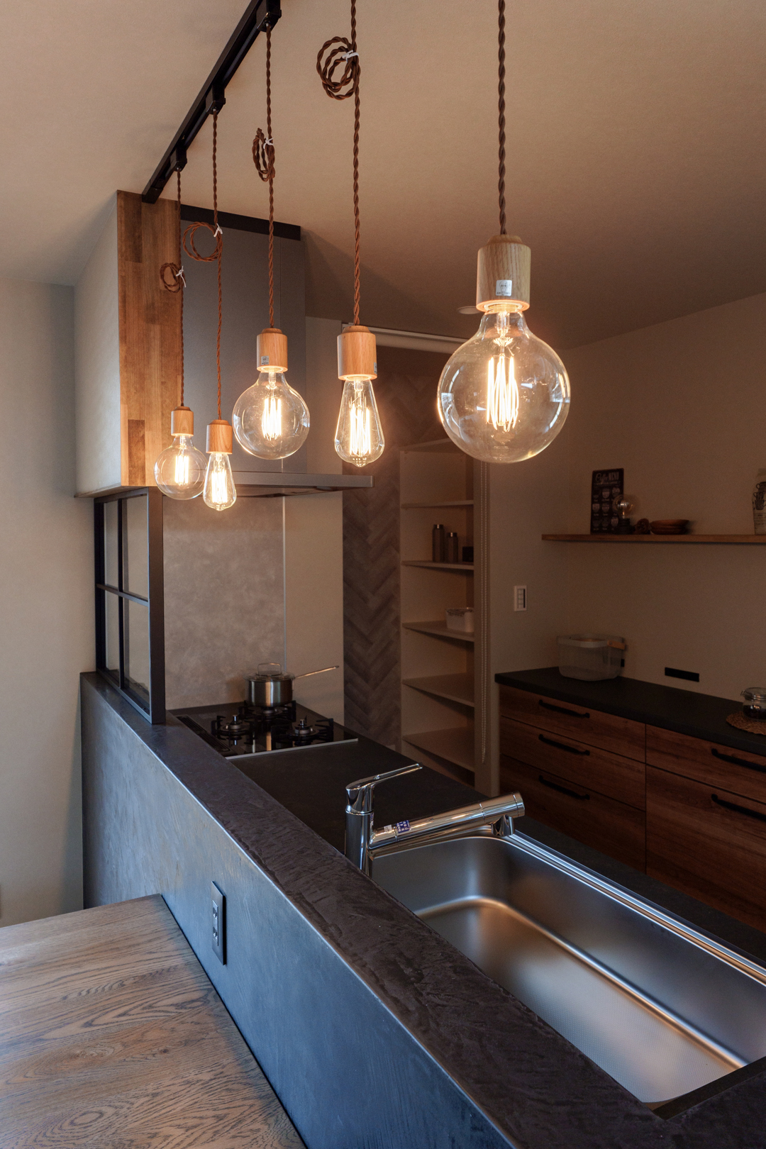 照明にもこだわりカフェ風を実現。