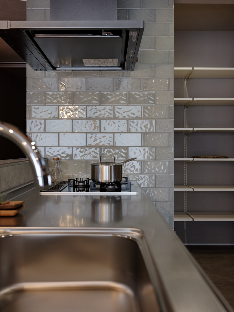 目を引く袖壁はタイルを採用