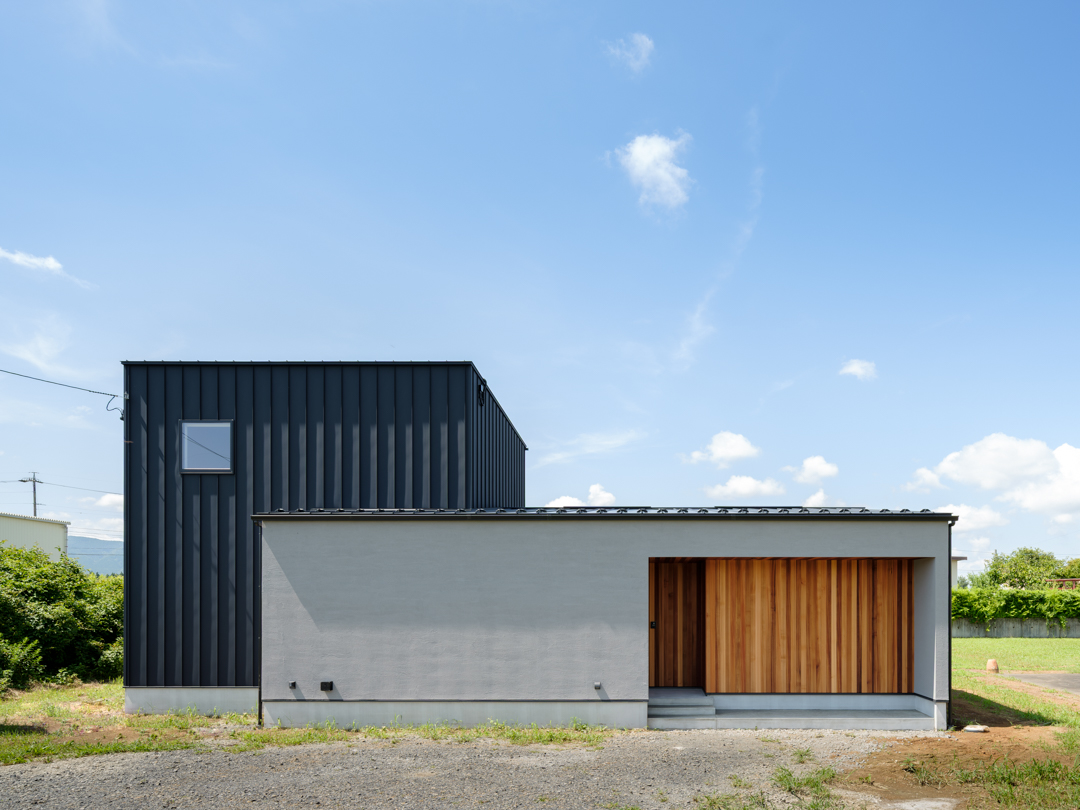 塗り壁×ガルバ×レッドシダー