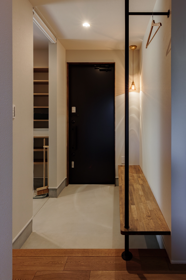 造作ベンチとアイアン手摺のコート掛け