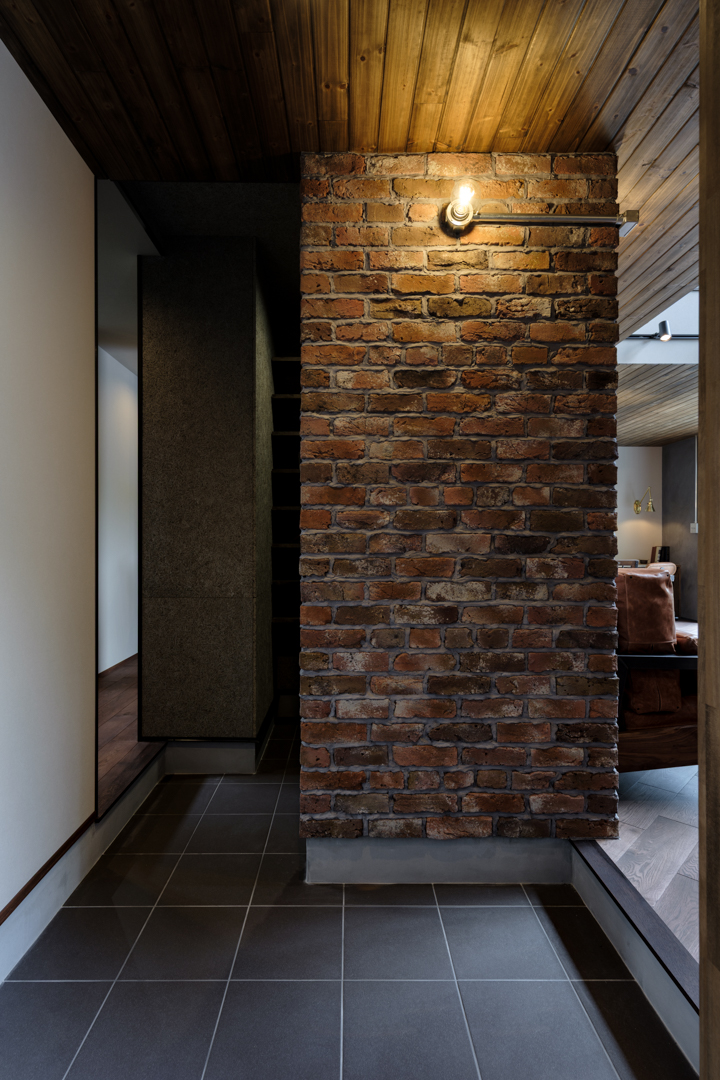 ブリックタイルで印象的なエントランス
