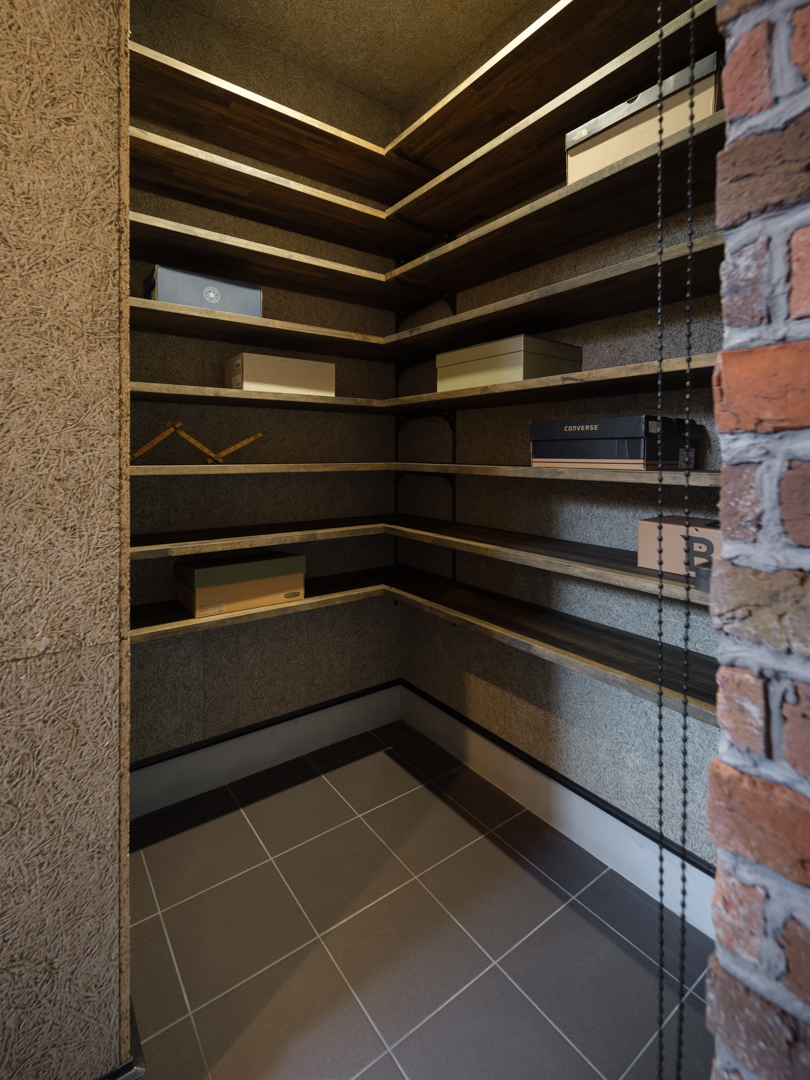 無塗装の木毛板で囲い、黑壇を採用