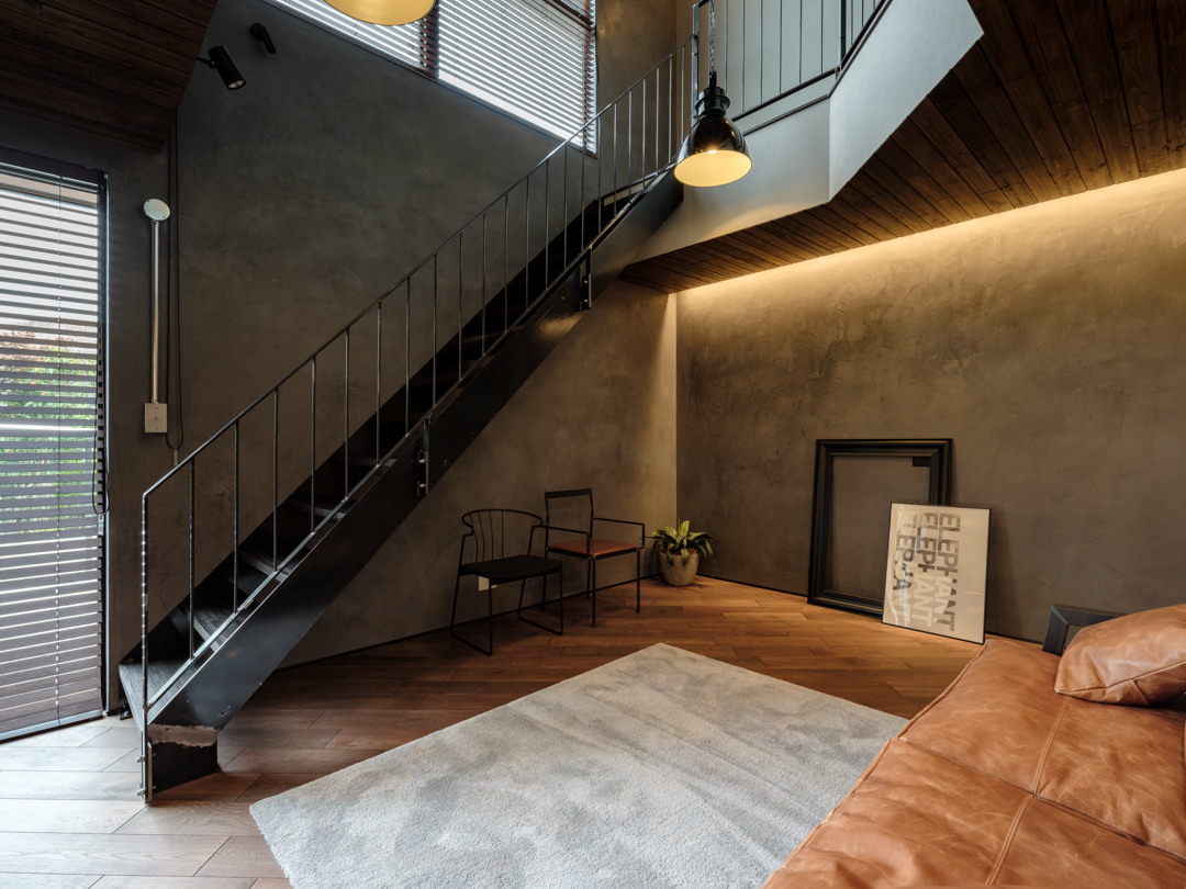 贅沢に吹抜け部分は漆喰を施工