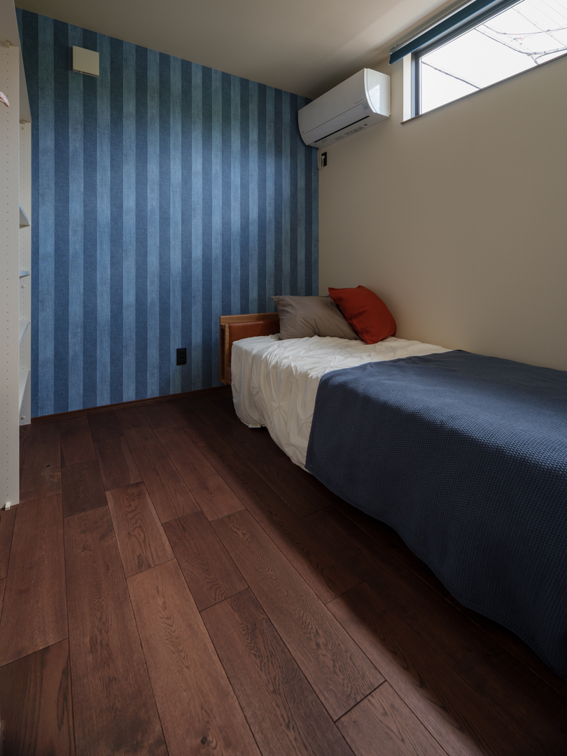 暗くなりすぎないようメインクロスはホワイトを採用