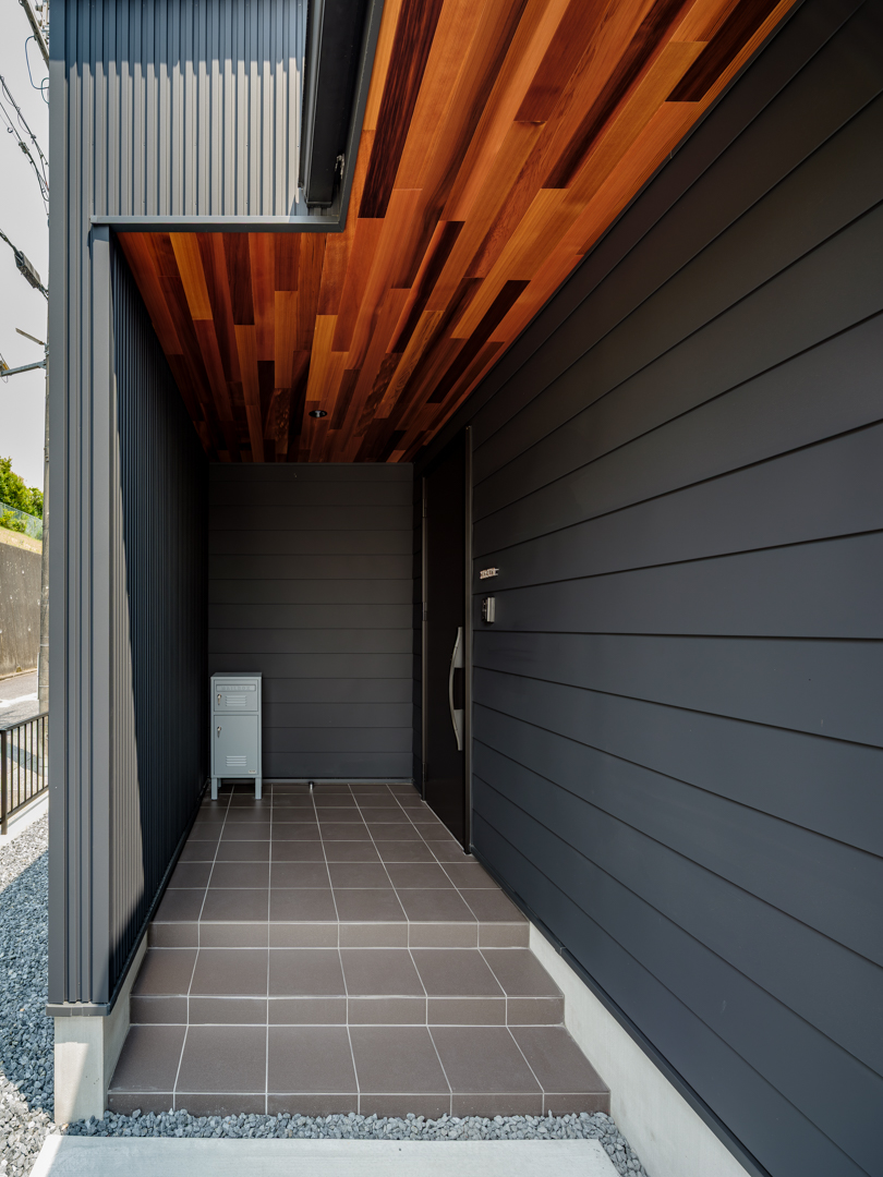 クラックの心配がないタイルを採用