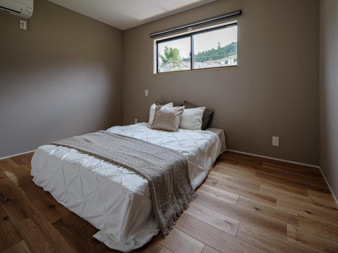 グレージュの落ち着いた寝室