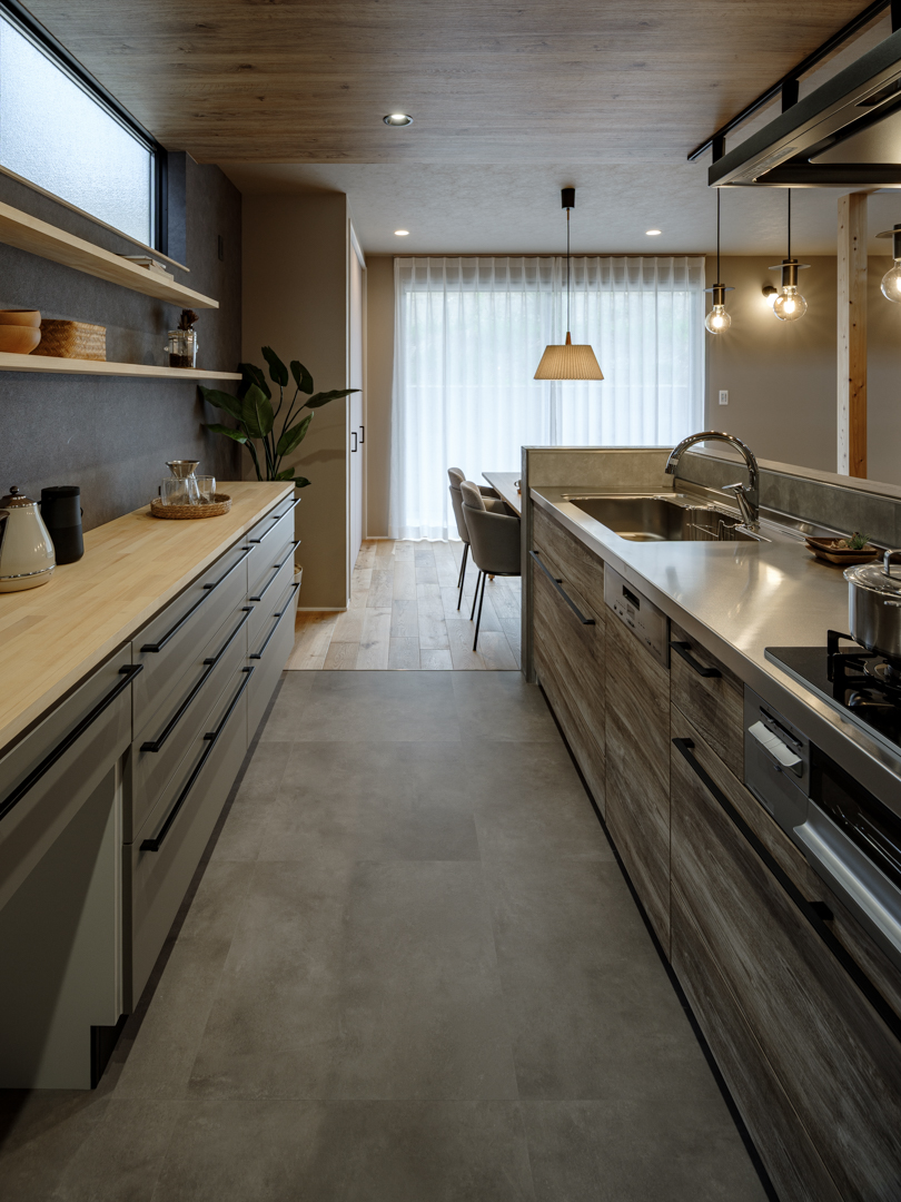 キッチンはクリナップ、カップボードはタカラスタンダード