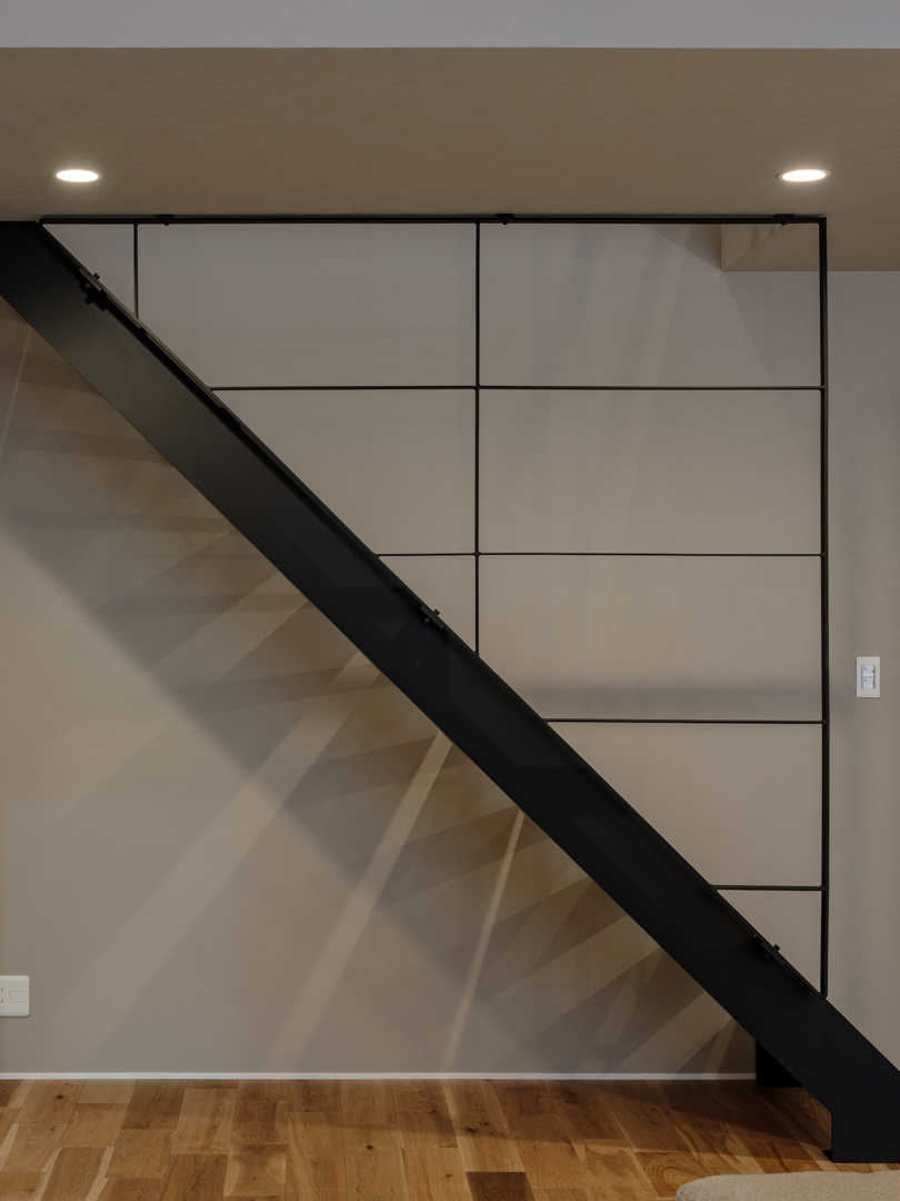 階段と吹き抜けの手すりを統一し一体感のある空間に