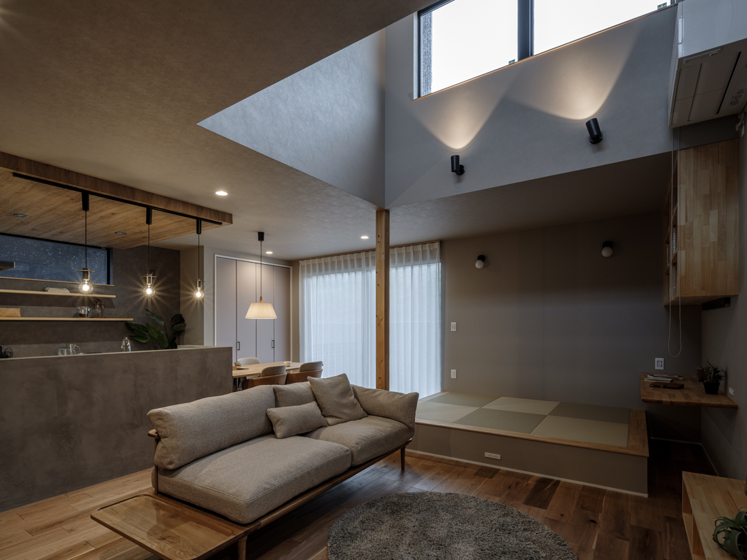 グレージュでまとめたシンプル空間と土間収納 画像