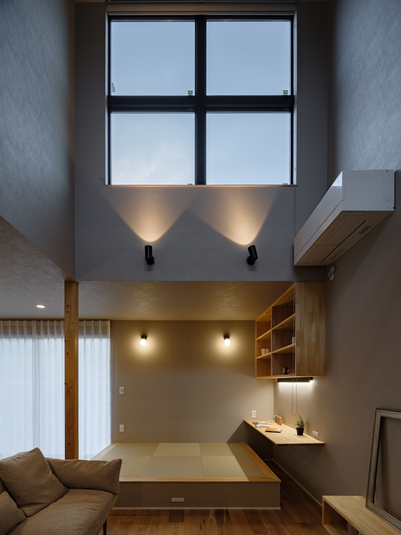 自然光をたっぷり取り込む吹き抜け窓