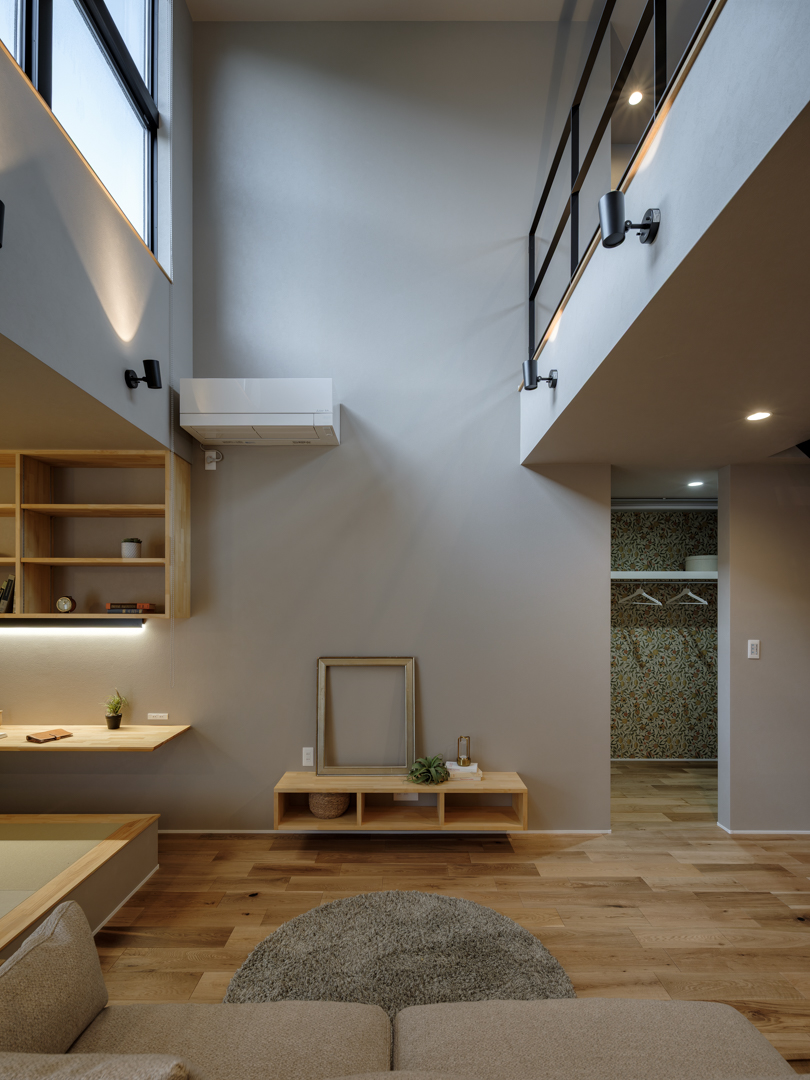 グレージュ×ブラックの統一感のある吹き抜け