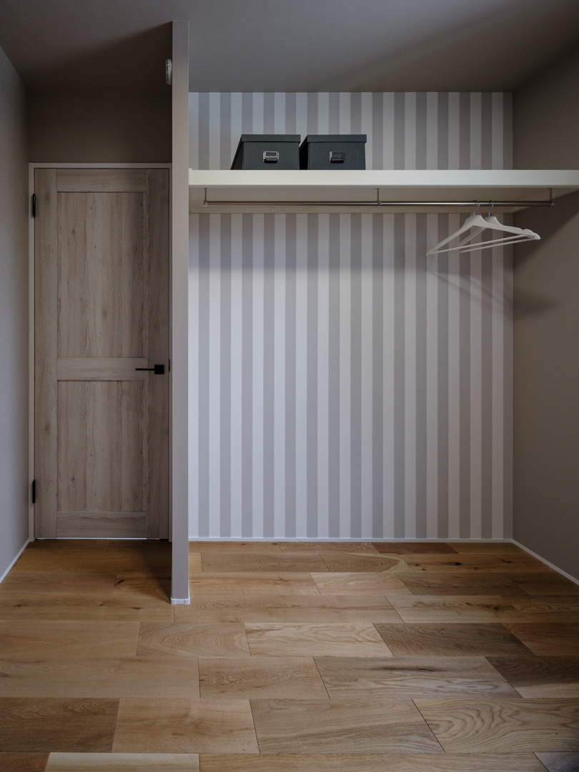 1階の4.5帖の洋室にはストライプクロス