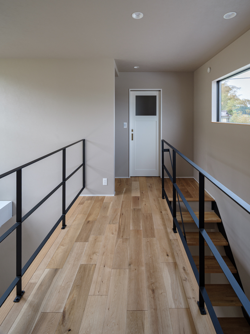 両側の窓から光が差し込む2階ホール