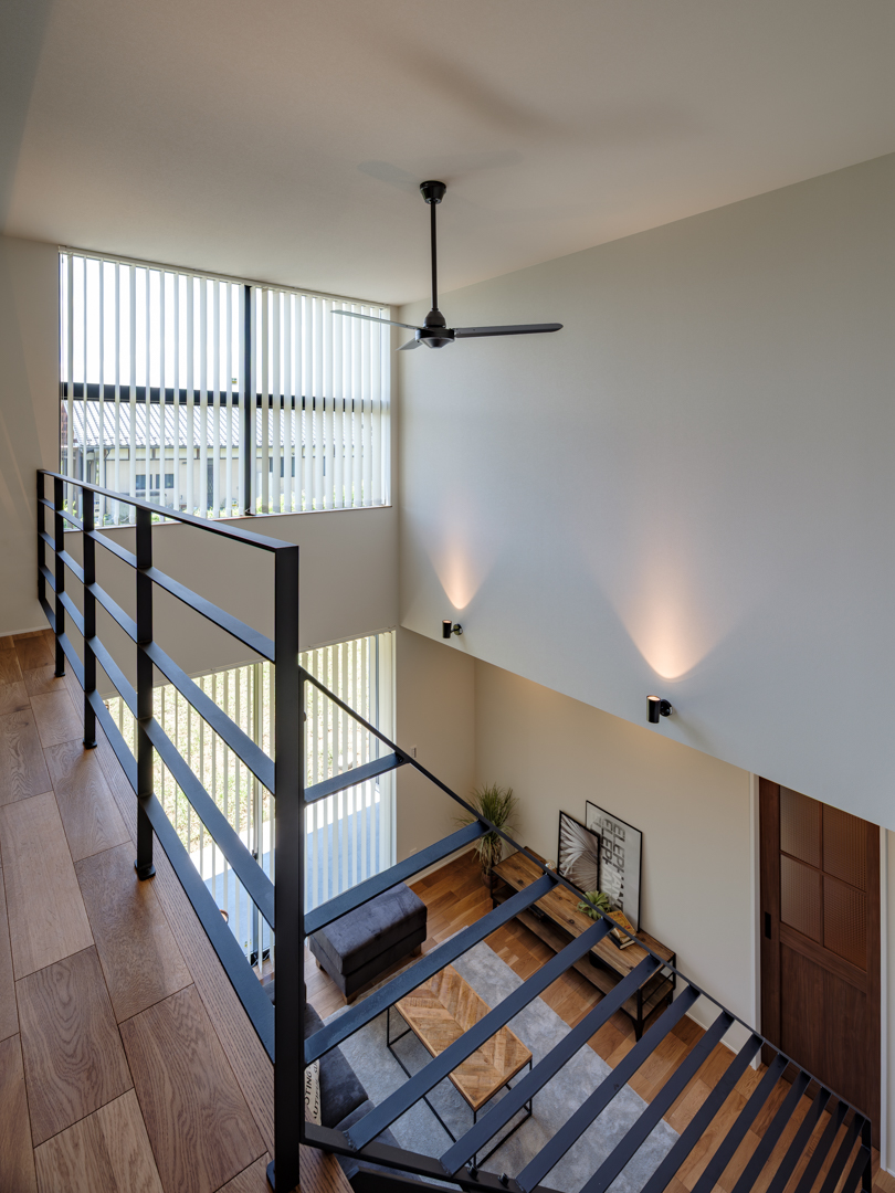 リビング階段+吹き抜けで明るい広々空間