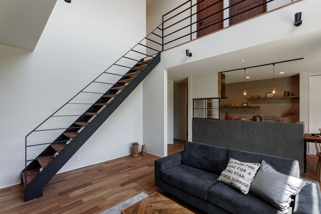 床は多層ナラのウォルナット塗装