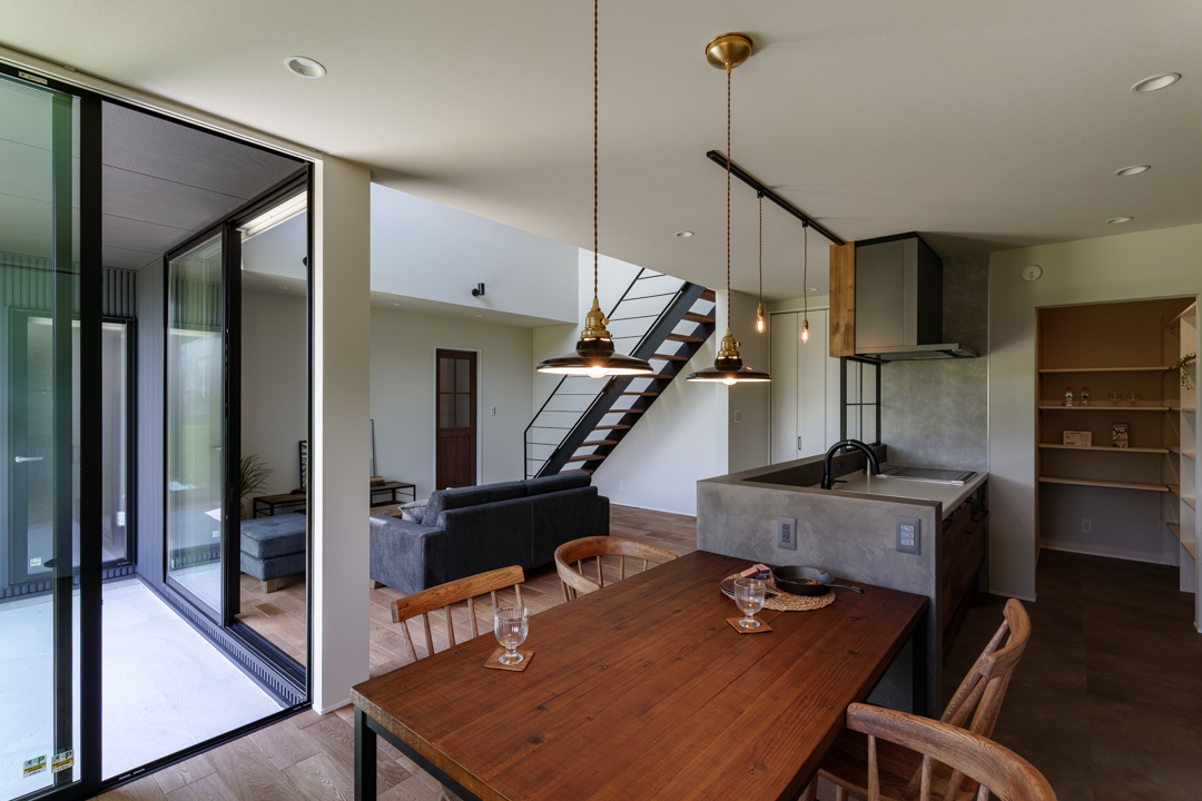 目を引くL字の大きな引違い窓ガラス