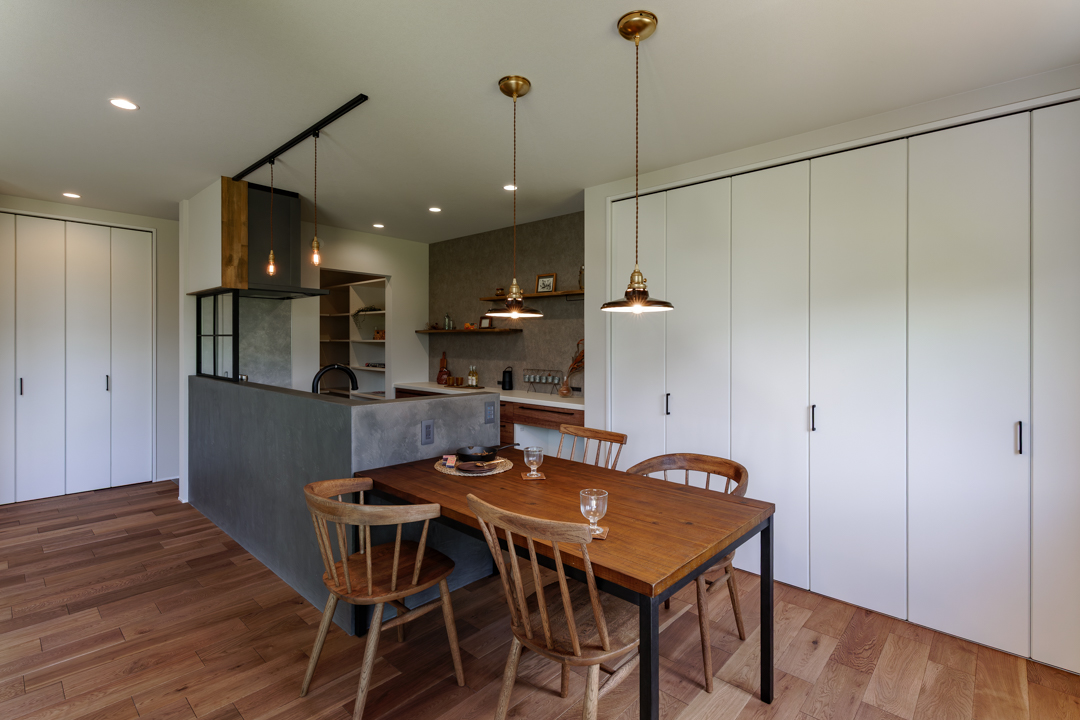 隠せる収納が充実したダイニングスペース