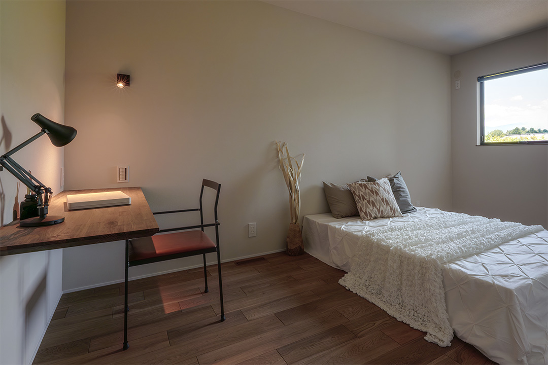 1Fの寝室にはリモート用のカウンターデスクを設置