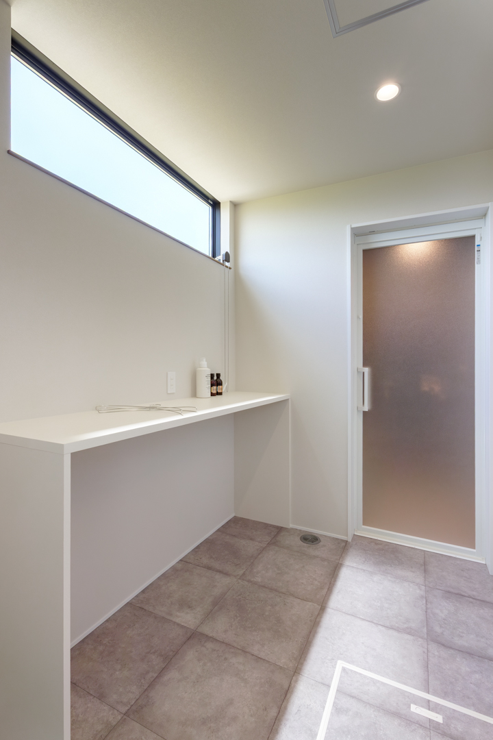 グレージュを基調とした清潔感のあるランドリースペース