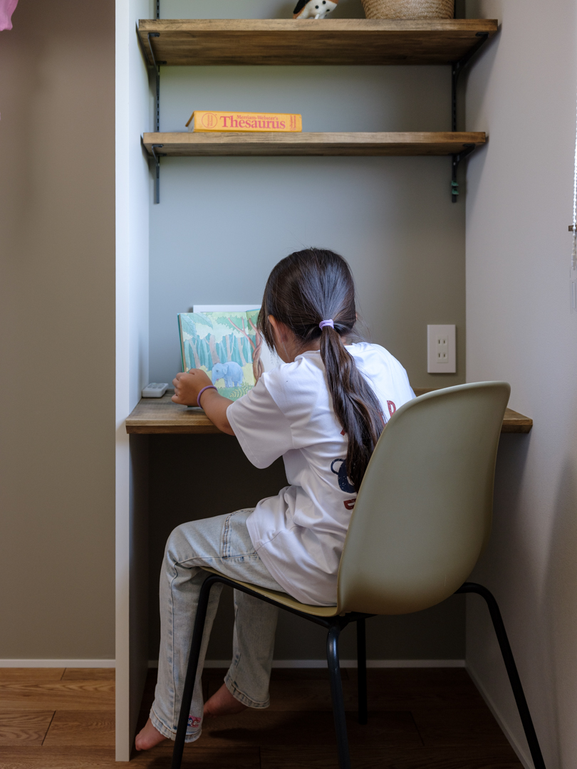 成長に合わせて高さの調整ができる可動棚