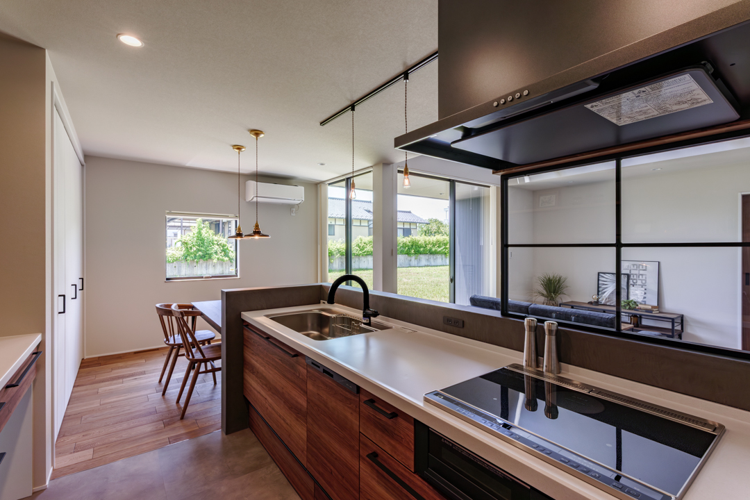 細部をブラックで統一したシンプルおしゃれなキッチン